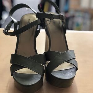 Women’s Express wedges in green color. New no tags